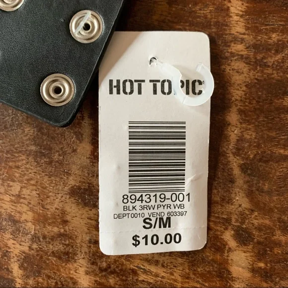 NWT Hot Topic 3 row pyramid stud bracelet - Picture 4 of 5